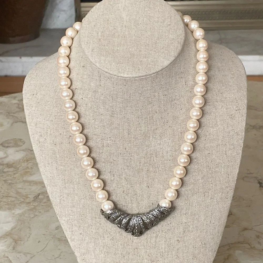 Vintage 1950’s Textured Silver Tone Faux Pearl Necklace